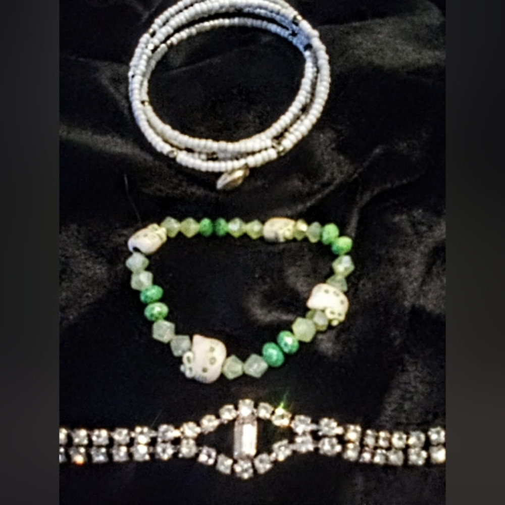 Elegant Silver and HELLO KITTY Green Beaded Bracelet Set